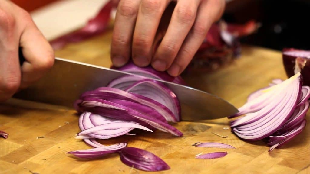 Cómo hacer una salsa de vino tinto para acompañar tus carrilleras