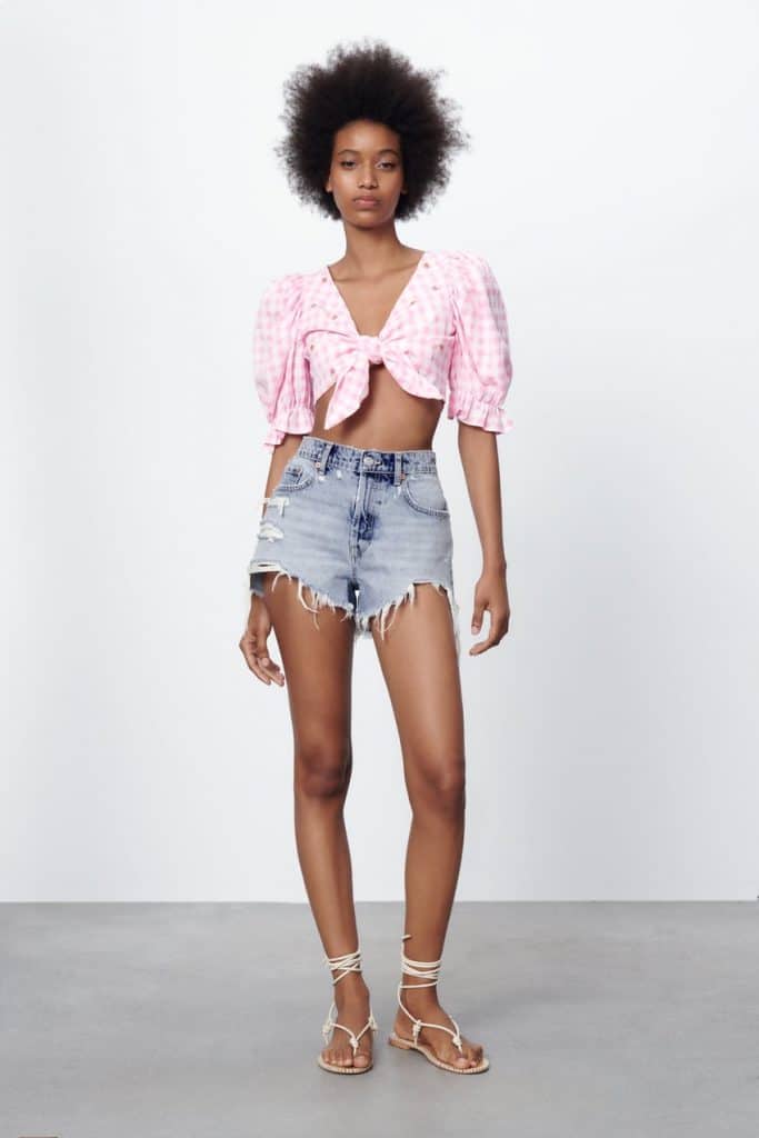 El vestido estampado de Zara que necesitas para ir a la última