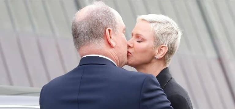 Lo que esconde el beso de Alberto y Charlene