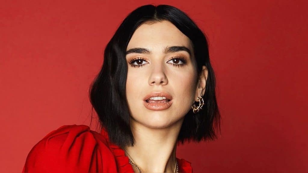 Secretos y consideraciones para un rojo deslumbrante al estilo Dua Lipa