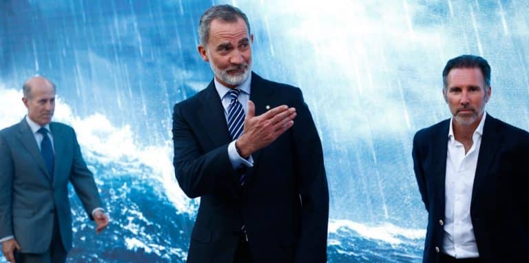 El Rey Felipe, se va al cine sin Letizia,  y se convierte en el protagonista de la serie ‘Sin Límites’