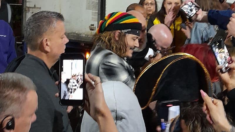 Johnny Depp se da un baño de masas