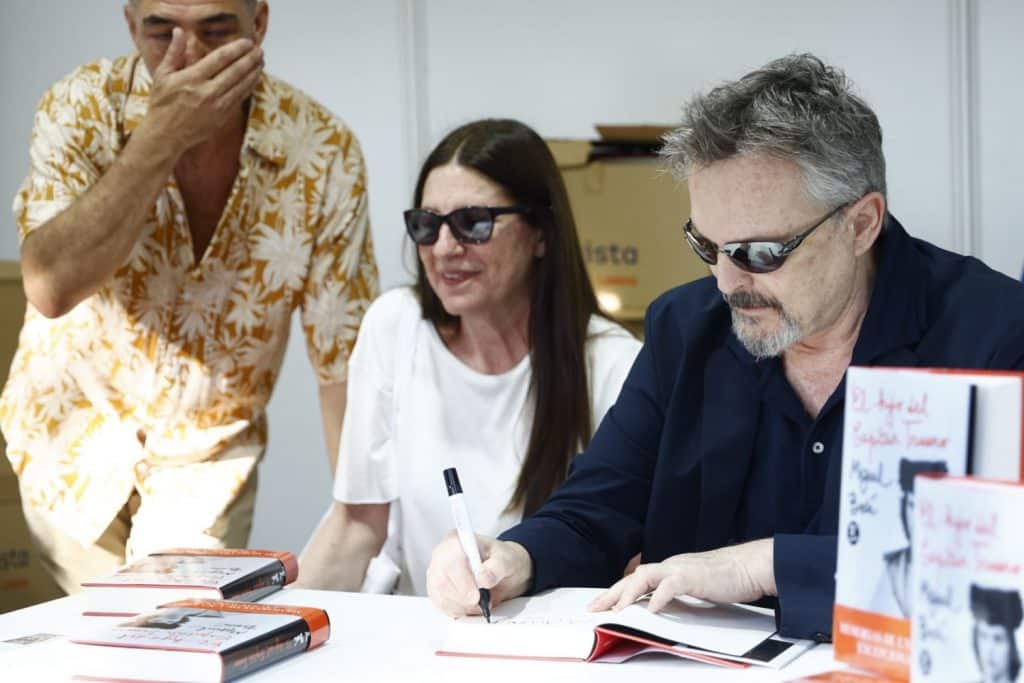 Miguel Bosé en la Feria del Libro firmando