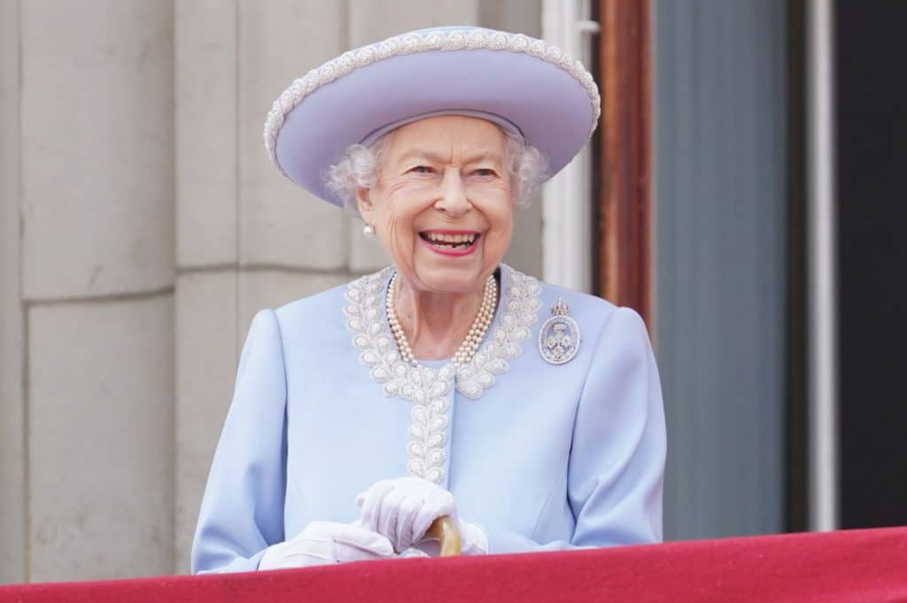 Reina Isabel II sale a saludar - Jubileo de Platino