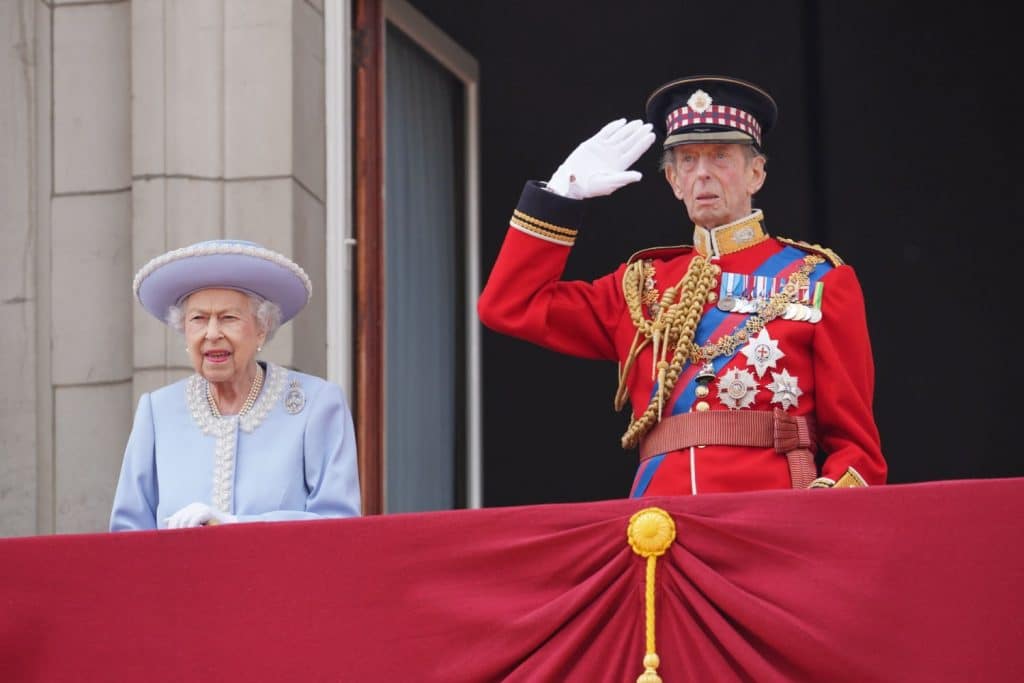 Reina Isabel II saluda balcón con el Duque de Kent
