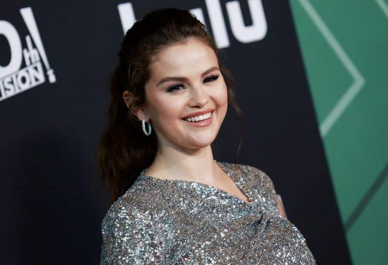 Selena Gomez deslumbra en la cena de ensayo de la boda de Taylor Swift con joyas de 40.000 dólares