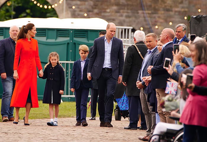 Kate Middleton y el príncipe William visitan con sus hijos Cardiff