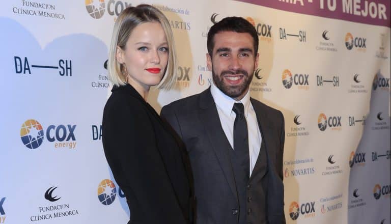 Dani Carvajal y Daphne Cañizares se casan: una boda en un día fetiche y 10 vestidos de  Alejandro de Miguel