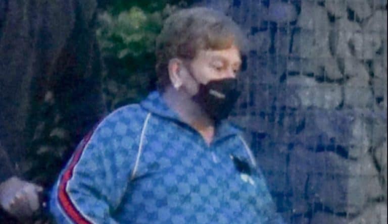 Elton John, ‘condenado’ a una silla de ruedas… Alarma su estado de salud