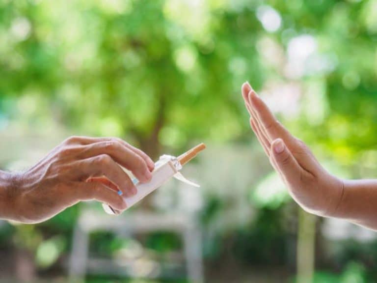 El truco de los famosos para dejar de fumar en 2024