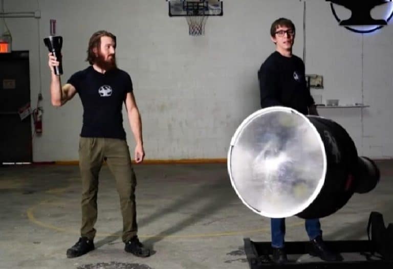 Un inventor canadiense construye la linterna más brillante del mundo y consigue el récord Guinness