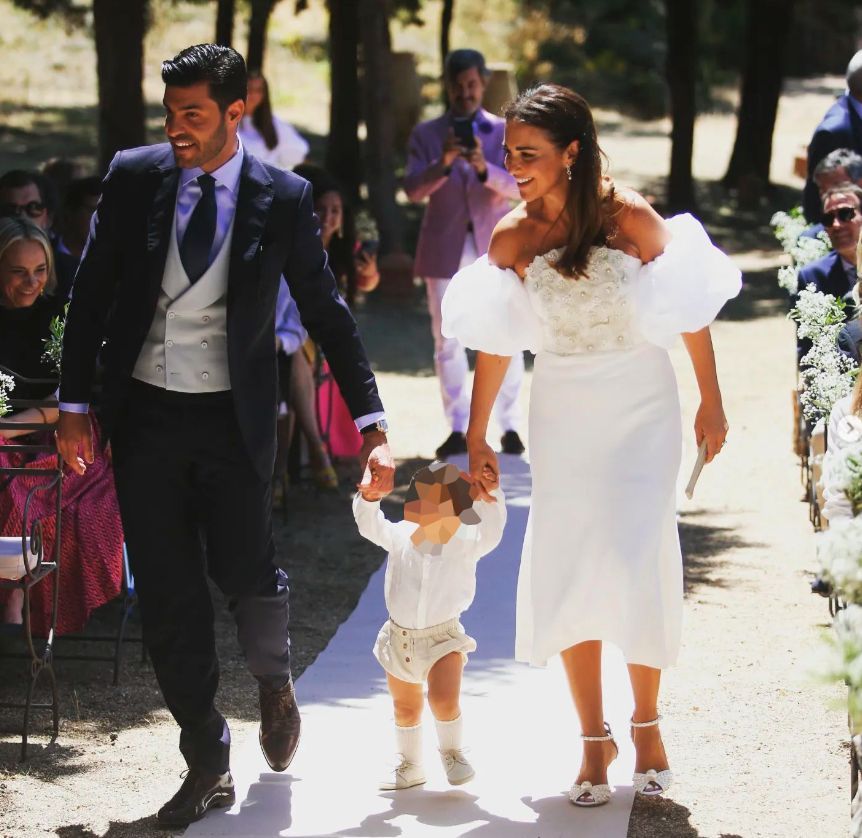 Paula Echeverría se viste de novia para bautizar a su hijo, ¿habrá boda a la vista?