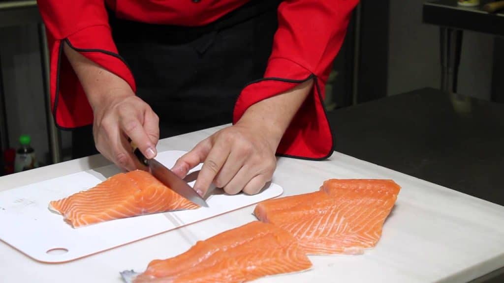 Esta ensalada de salmón marinado te salvará el verano