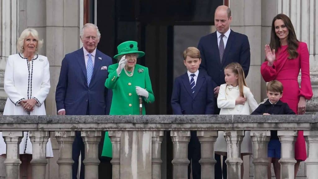 la-reina-isabel-ii-reaparece-el-gran-desfile-por-su-jubileo-de-platino