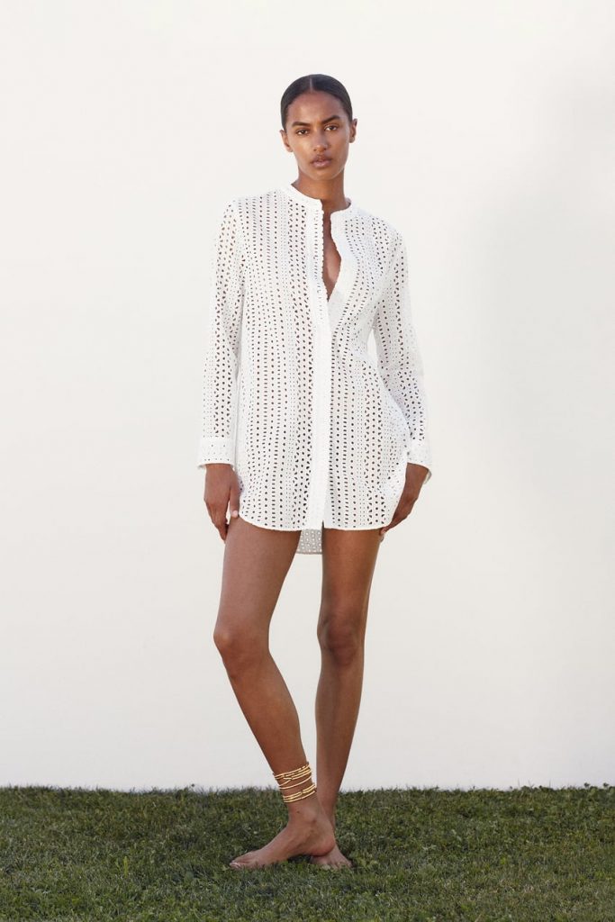 El vestido negro estampado de Zara que te hará lucir como una modelo
