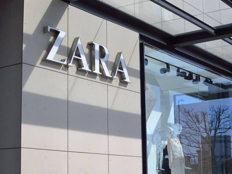 El vestido negro estampado de Zara que te hará lucir como una modelo