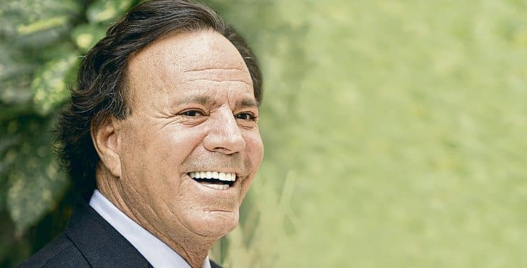 Los motivos por los que Julio Iglesias se ha tenido que esconder en España