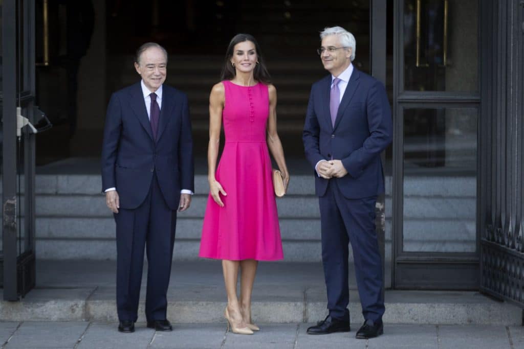 La monarca con el vestido rosa