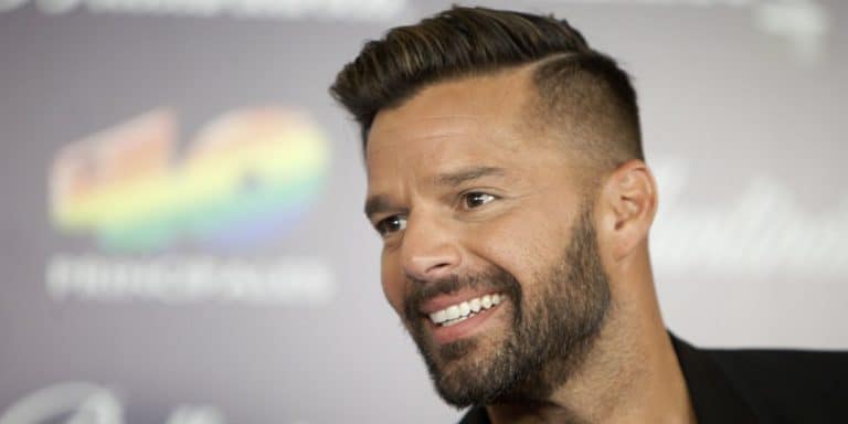 Ricky Martin sorprende con su rubio miel en la alfombra roja del Festival de Venecia