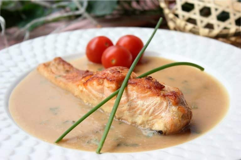 Salmón en salsa de cebolla: no volverás a tomarlo de otra forma
