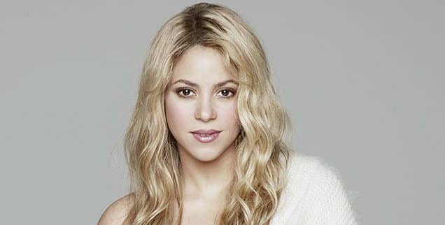 A Shakira le siguen lloviendo los problemas, mientras tiene que ver a Gerard Piqué besándose con Clara