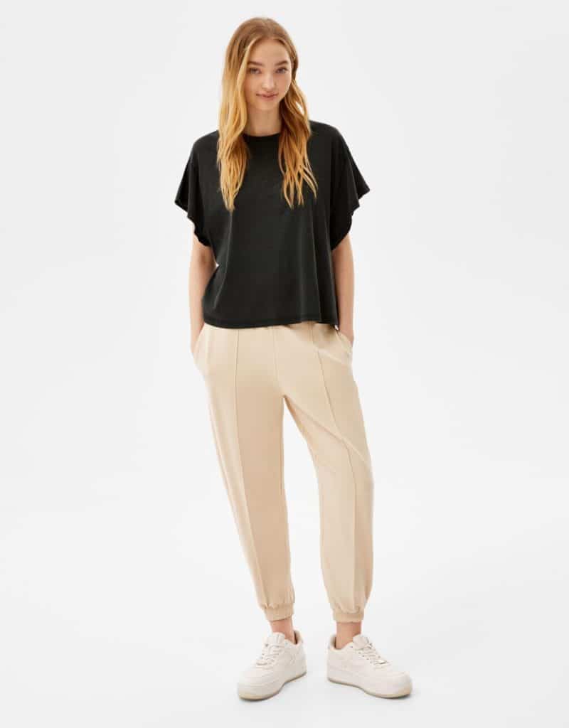 Esta camiseta básica de Bershka por 3,99 euros no puede faltar en tu armario