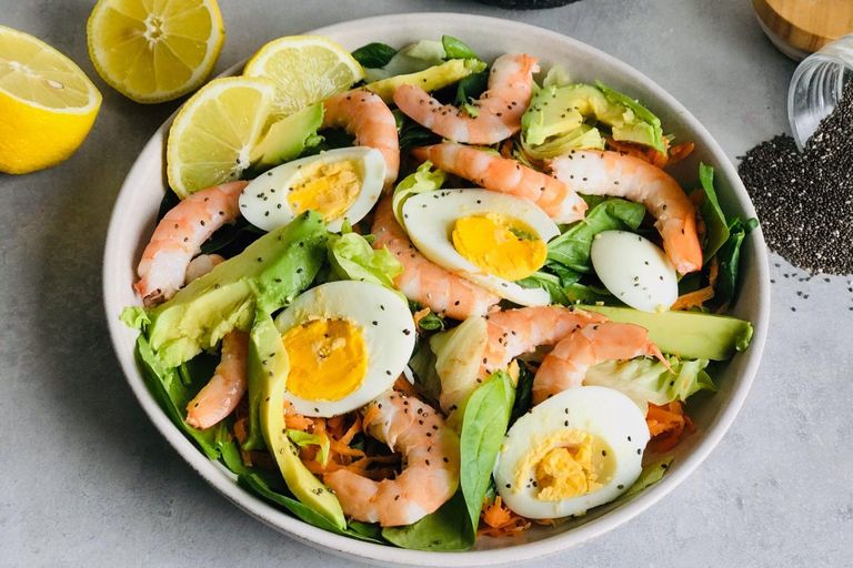 Langostinos: prueba esta ensalada y no los volverás a tomar con mayonesa