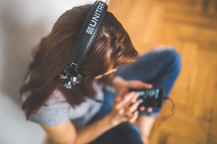 escuchar música cascos