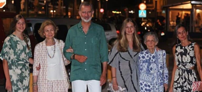 La Reina Sofía y la Princesa Irene de Grecia salen de cena con los Reyes y sus hijas