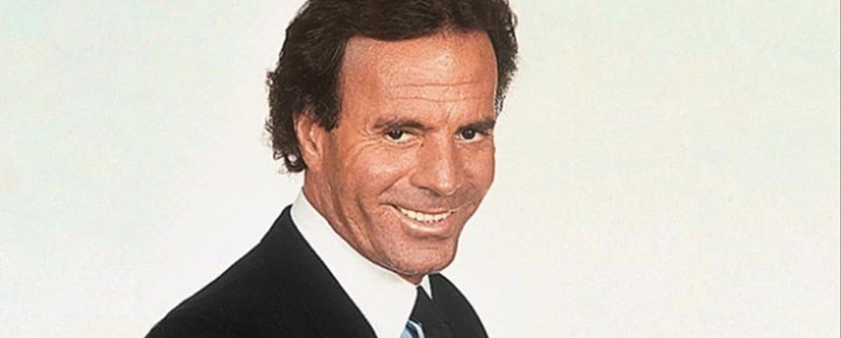 Las maletas de Julio Iglesias, interceptadas en el aeropuerto por lo que llevaba dentro