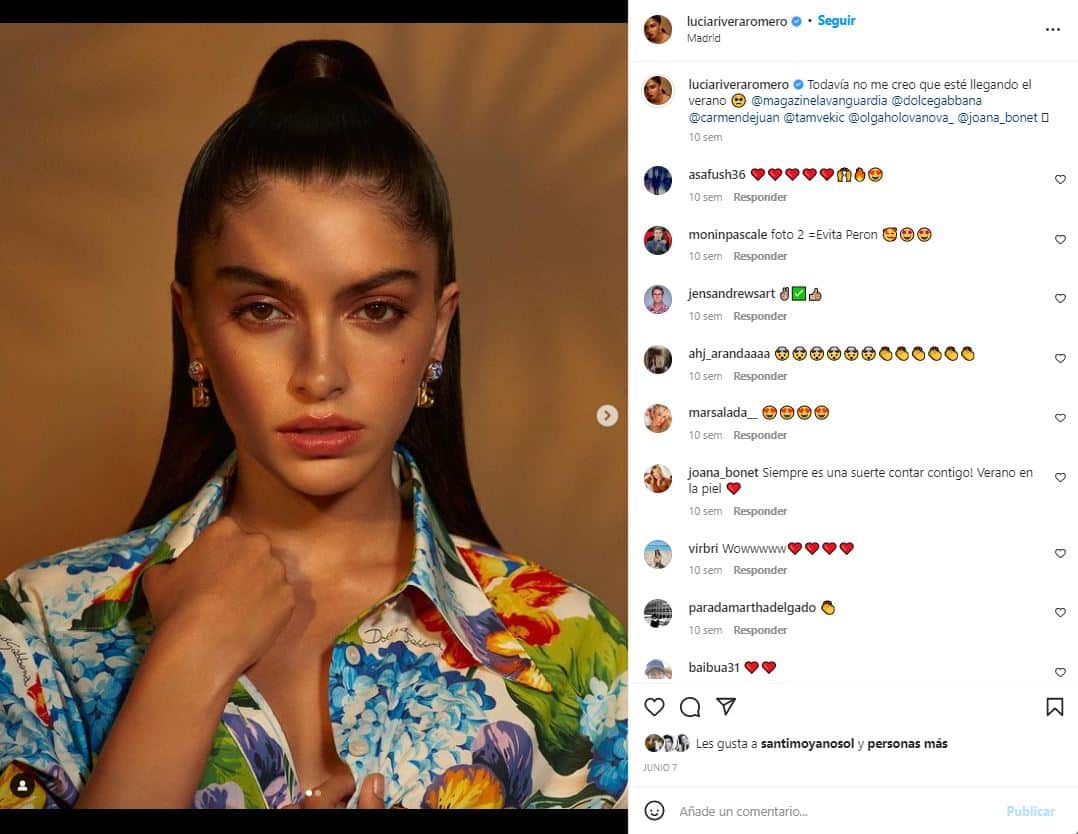 Lucía posando 