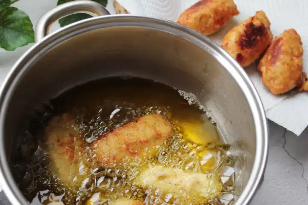 Estos buñuelos de pollo que te gustarán más que las croquetas