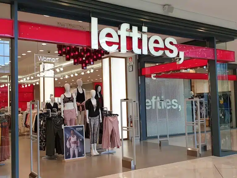 Los vestidos veraniegos de Lefties rebajados hasta más allá de agosto