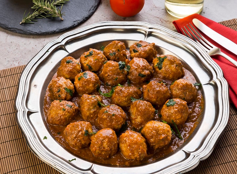 Albóndigas en salsa española: Cómo hacerlas al horno sin grasa