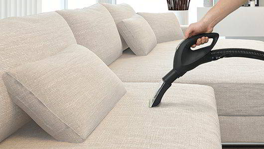 sillones El truco para limpiar un sofá de tela y dejarlo como nuevo