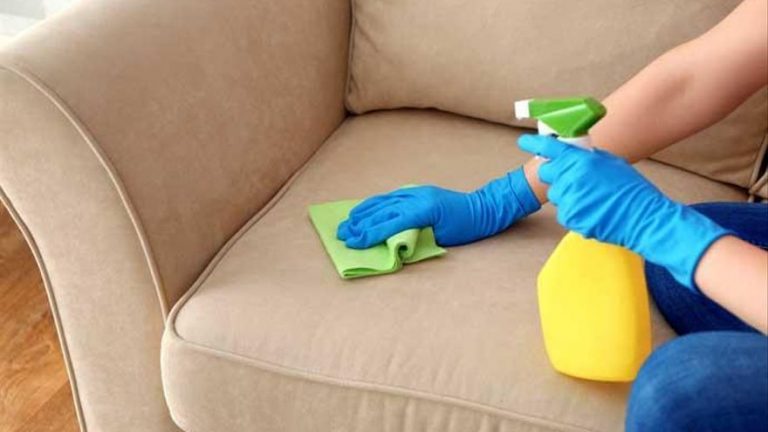 El truco infalible para limpiar un sofá de tela y dejarlo como nuevo en pocos minutos