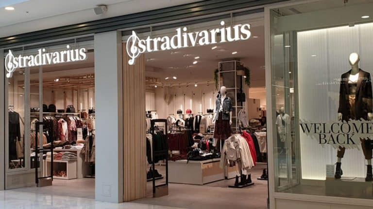 Esta camiseta corta de Stradivarius es la que más estilo tiene