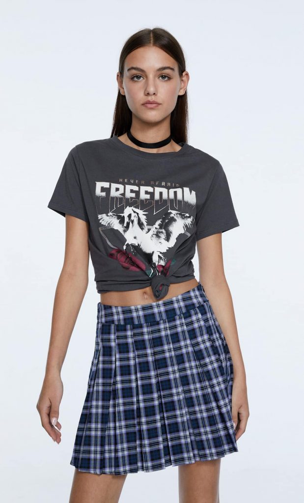 Esta camiseta corta de Stradivarius es la que más estilo tiene