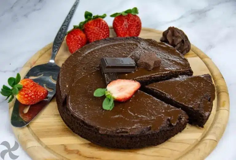 Así se hace la única tarta de chocolate que puedes comer sin engordar 