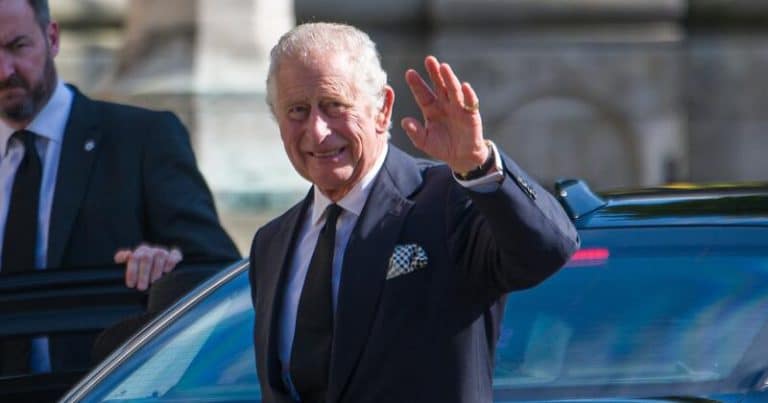 Carlos III despide a un centenar de empleados de su antigua residencia tras convertirse en Rey