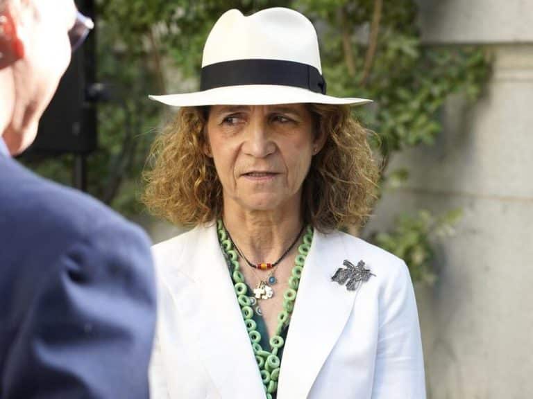 La Infanta Elena, susto con su coche a la salida de su casa
