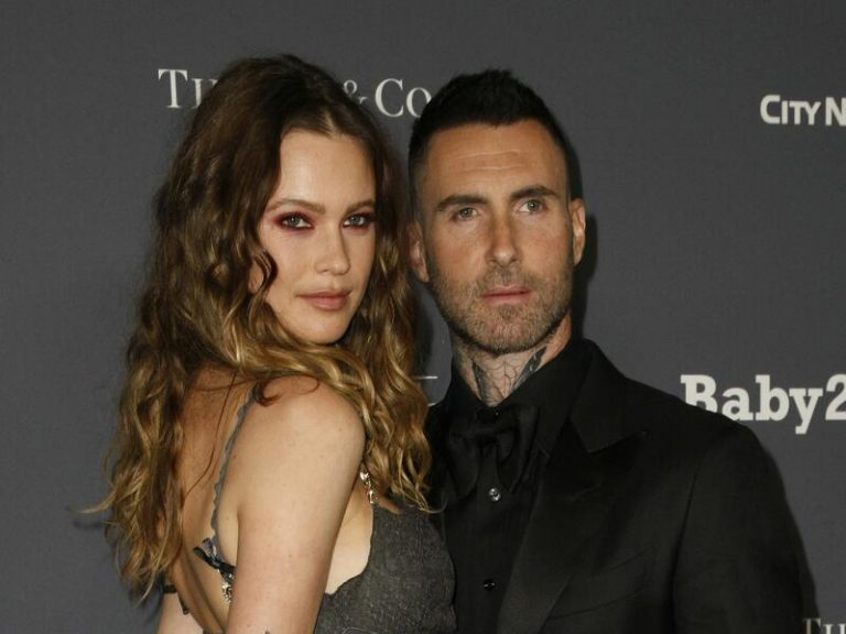 Adam Levine, acusado de haberle sido infiel a su mujer embarazada con una influencer