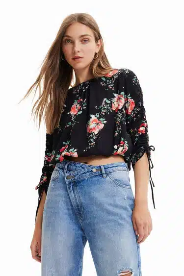 La blusa floral de Desigual para presumir todo el otoño