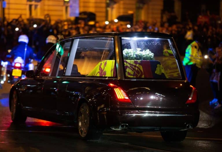 Los restos mortales de la reina Isabel II regresan a casa: Así ha sido su llegada a Buckingham Palace