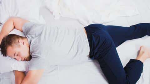 Deberías dormir con una almohada entre las piernas: la razón
