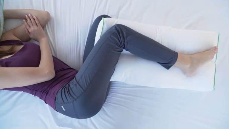 Deberías dormir con una almohada entre las piernas: la razón