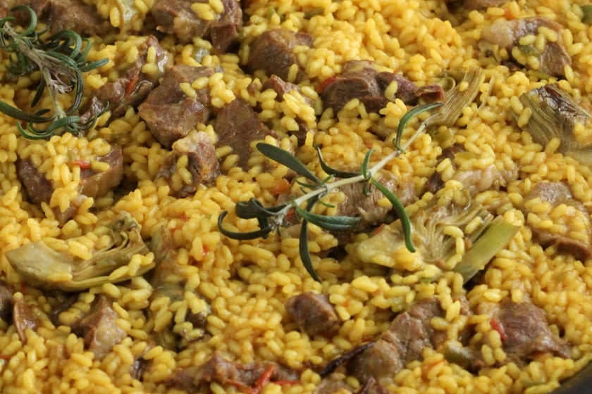 arroz con carne y alcachofas