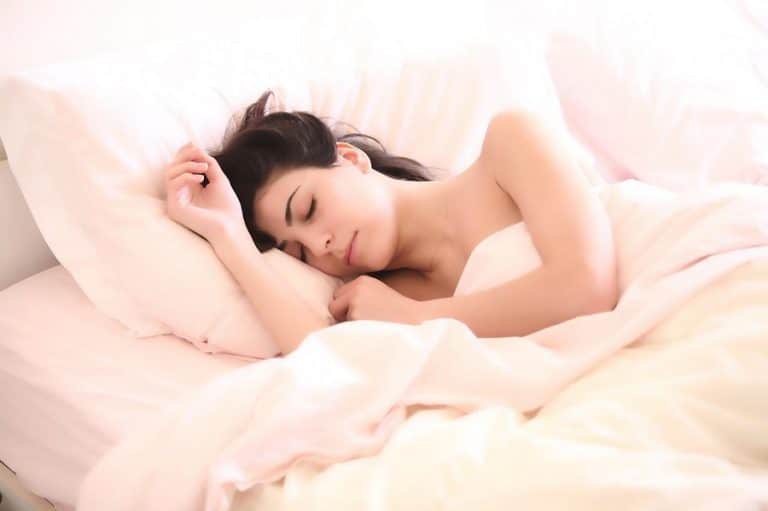 ¿Cómo dejar de chirriar los dientes por la noche?