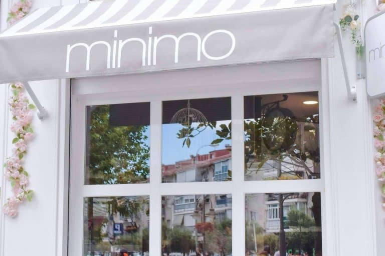 El jersey de cuello vuelto llevado al mínimo, Minimo