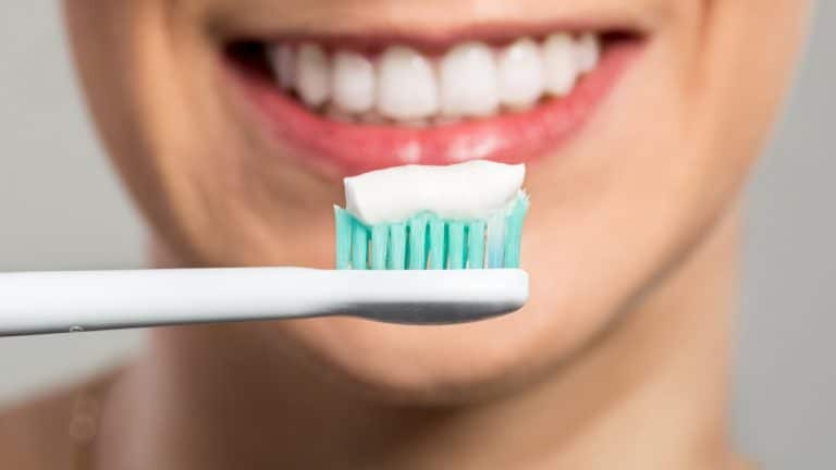 Esto es lo que nunca deberías hacer al cepillarte los dientes